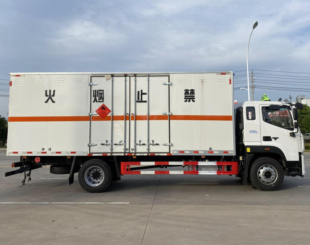 福田欧航6.8米杂项危险品厢式运输车